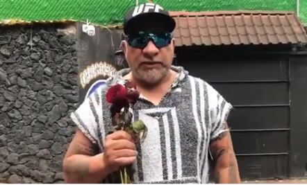 Carlos Trejo lleva flores que están "jodidas como carrera" de Alfredo Adame