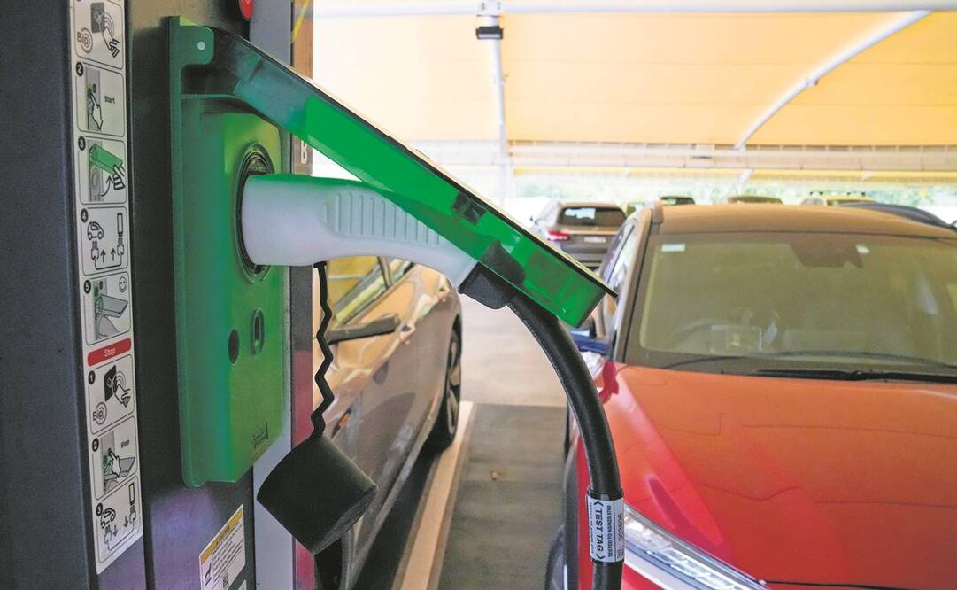 El reto en infraestructura para autos eléctricos es la posibilidad de recarga en cualquier estación. Foto: Archivo