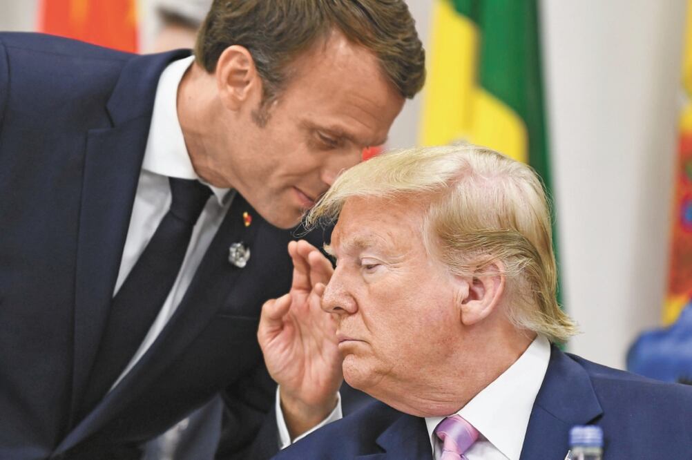 Se enfurece. El presidente de EU, Donald Trump (der.), amenazó a su homólogo de Francia, Emmanuel Macron, con gravar el vino francés. Foto/ARCHIVO AFP