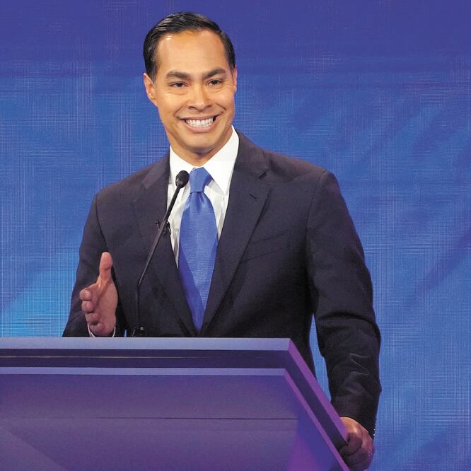 Representante. El demócrata Julián Castro, exsecretario de Vivienda, ayer durante el debate en Houston, Texas. Foto/MIKE BLAKE. REUTERS