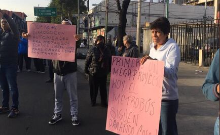 Vecinos inconformes con el Metrobús bloquean Eje 3 Oriente