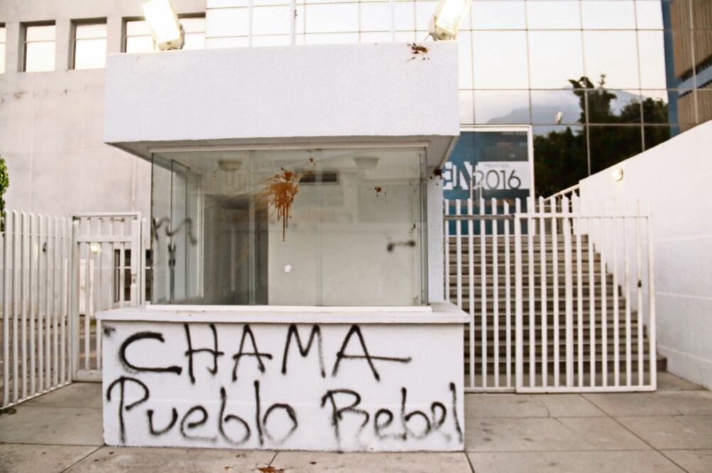 El edificio de El Nacional, en Caracas, fue vandalizado ayer por cuatro encapuchados. Los atacantes se identificaron como Colectivo Chama, pueblo rebelde (EL NACIONAL)