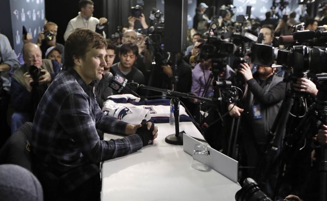 El quarterback Tom Brady de los Patriots de Nueva Inglaterra en una rueda de prensa. Los Patriots enfrentarán a los Eagles de Filadelfia en el Super Bowl, el domingo 4 de febrero. (AP Foto/Mark Humphrey)