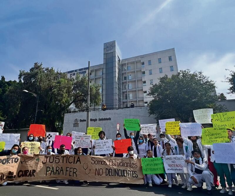 Los médicos se manifestaron frente al Hospital 1 de Octubre. Foto: Especial