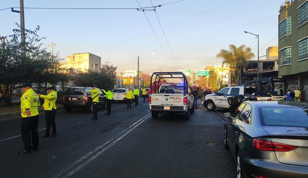 Incendio en taller automotriz de la GAM; fuego se propagó por material reciclable almacenado. Foto: Especial