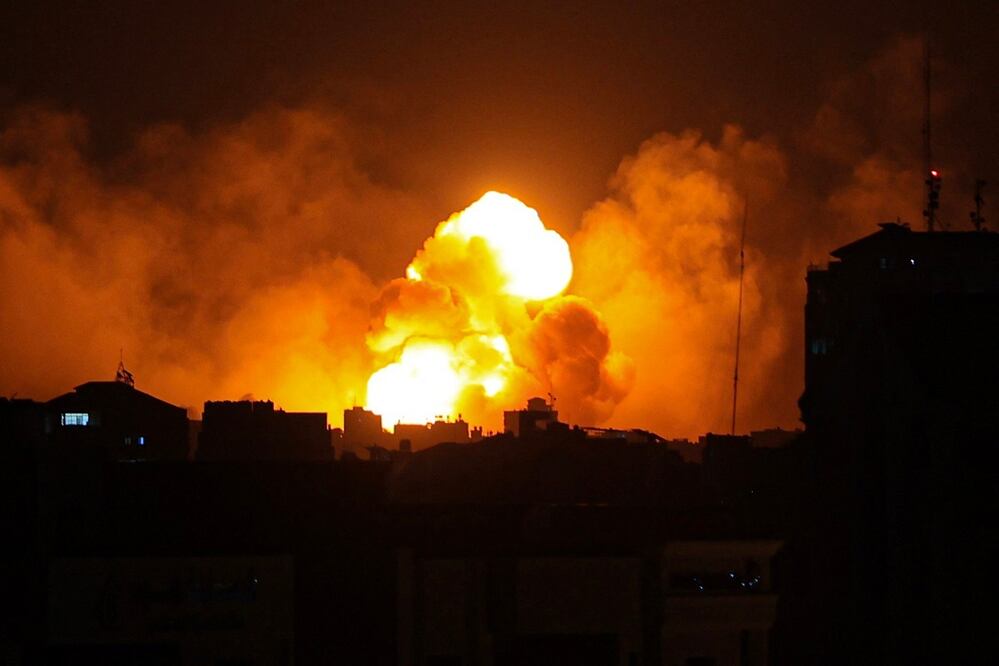Fuego y humo se elevan sobre los edificios de la ciudad de Gaza durante un ataque aéreo israelí, el 8 de octubre de 2023. Foto: AFP