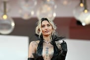 Paris Jackson destila glamour con un ‘little black dress’ en Los Ángeles tras hablas de sus adicciones. Foto: AFP