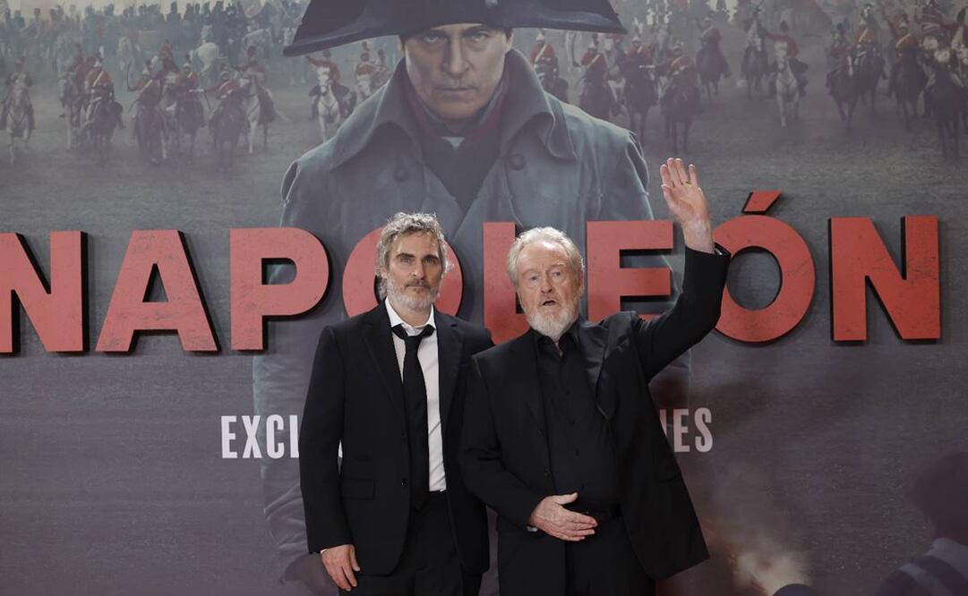 El director británico Ridley Scott y el actor estadounidense Joaquin Phoenix. Foto: EFE.