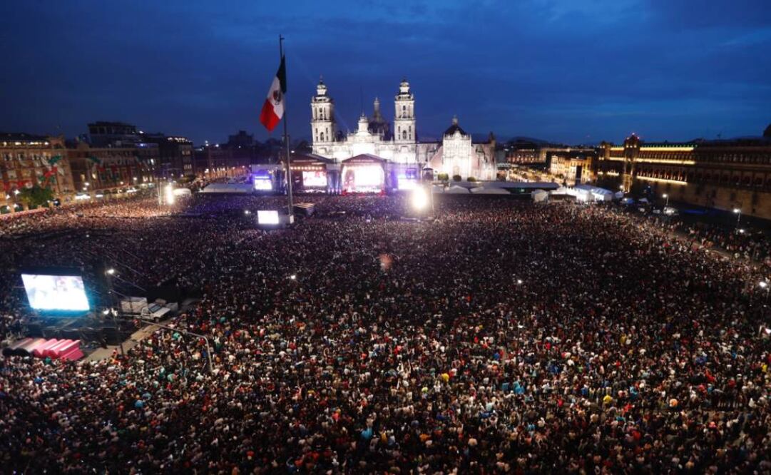 El concierto Estamos Unidos Mexicanos reunió a 170 mil personas en el Zócalo de la CDMX  Foto: Luis Cortés / EL UNIVERSAL