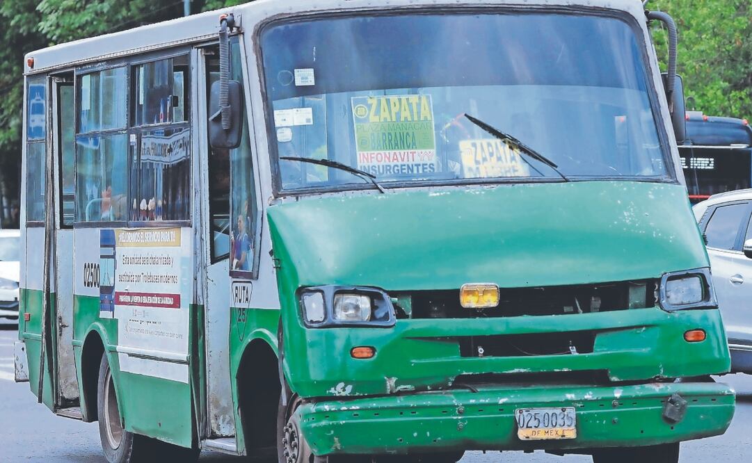 En 10 alcaldías aún circulan microbuses en condiciones obsoletas. Archivo El Universal