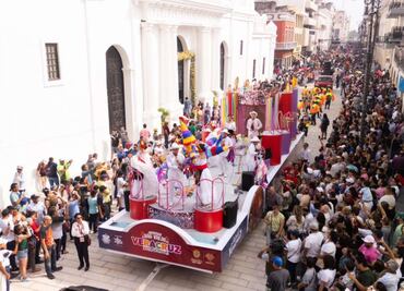 FOTOS: Música y color inundan las calles del Puerto de Veracruz; miles de personas participan en el desfile de fin de año