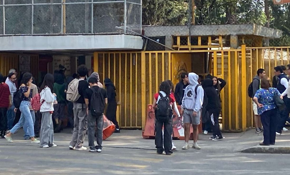 Estudiantes de Prepa 5 de la UNAM bloquearon la circulación en la Calzada del Hueso, de la alcaldía Tlalpan (09/04/2025). Foto: Juan Carlos Williams / EL UNIVERSAL
