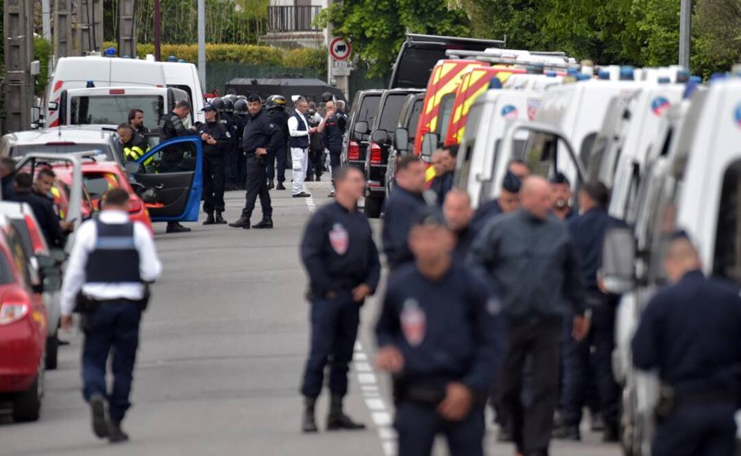 Varias personas están retenidas en el establecimiento en una toma de rehenes que ha dado lugar a un importante despliegue de las fuerzas del orden (Foto: AFP)