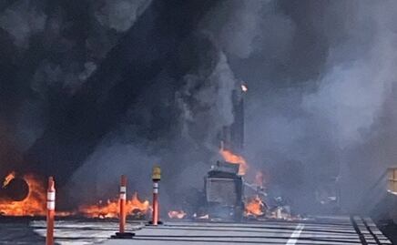 Pipa con combustible se incendia tras chocar contra varios vehículos en la autopista Siglo XXI