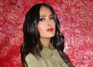 Salma Hayek derrocha elegancia con look de estilo navy