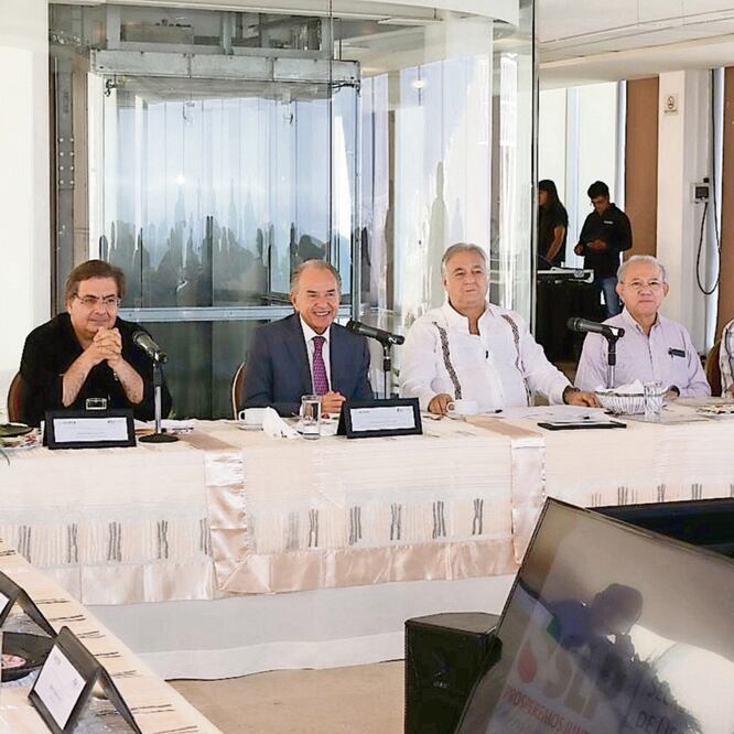 El gobernador, Juan Manuel Carreras López, junto al secretario de Turismo federal, Miguel Torruco Márques (centro), en reunión con empresarios. ESPECIAL
