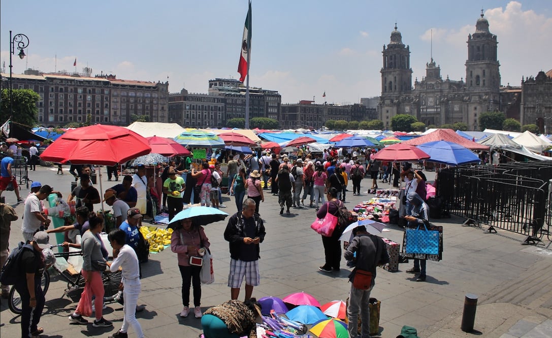 El número de comerciantes ambulantes se incrementó en la plancha del Zócalo, tras la instalación del plantón de maestros de la CNTE en la Ciudad de México, el lunes 19 de mayo de 2025. Darío Luna / El Universal
