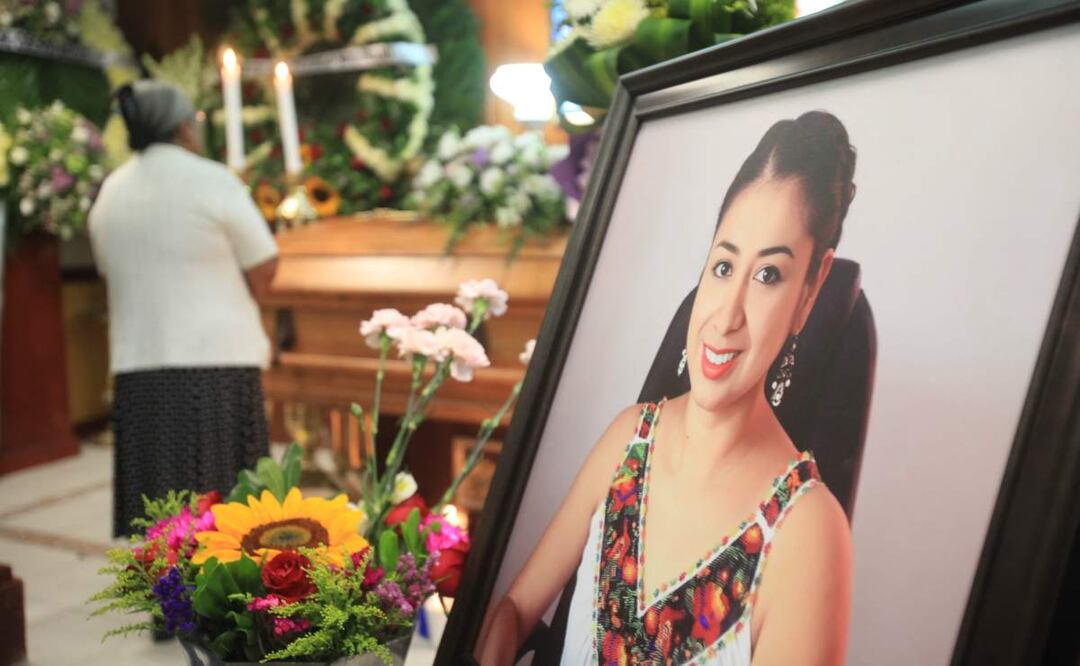 Velan cuerpo de activista Sandra Domínguez en Oaxaca, hallada muerta junto a su esposo tras más de 6 meses desaparecidos (29/04/2025). Foto: Edwin Hernández / EL UNIVERSAL