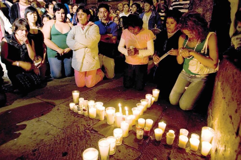 Habitantes oraban en el sitio donde la explosión de una granada mató a ocho personas e hirió a 113 el 15 de septiembre de 2008, en Morelia. (ARCHIVO EL UNIVERSAL)