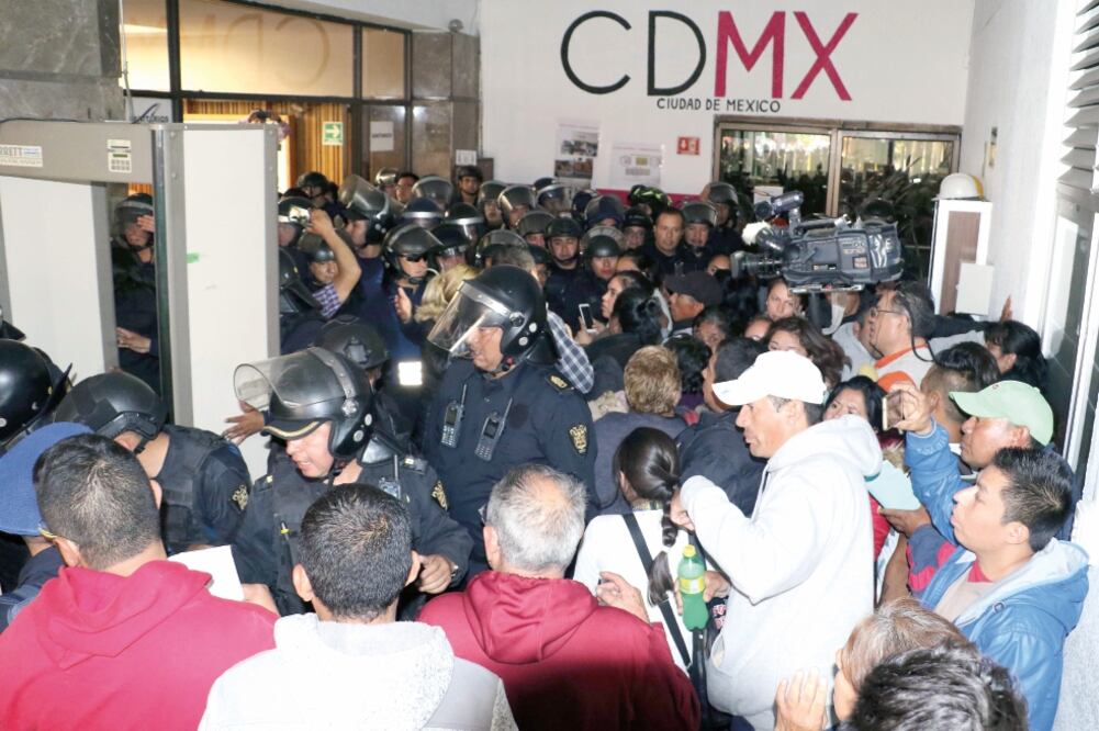 Granaderos replegaron a ciudadanos que dijeron ser damnificados del 19-S e intentaban cerrar oficinas de la Sobse para exigir apoyo del gobierno local. (SAÚL LÓPEZ. CUARTOSCURO.COM)