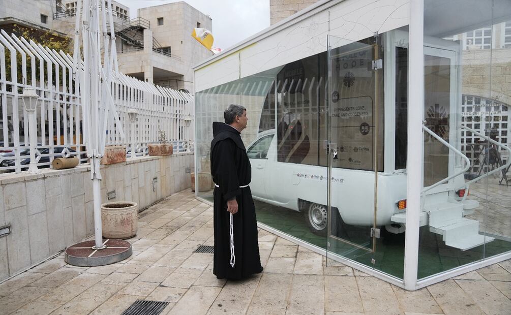 El vehículo se presentó en Belén, en Cisjordania ocupada por Israel, muy cerca de la Basílica de la Natividad y la plaza del Pesebre, donde ya se están llevando a cabo los preparativos para la Navidad. Foto: AP