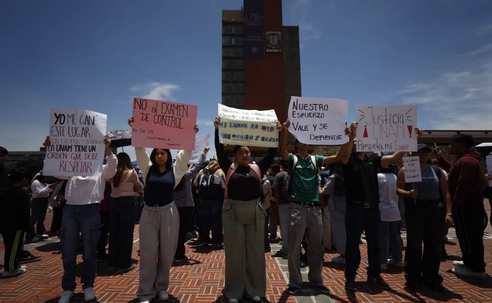 Aspirantes seleccionados en el examen de ingreso a la UNAM se manifestaron en la Torre de Rectoría y posteriormente en Avenida Insurgentes para exigir que se respeten los resultados obtenidos. Foto: Diego Simón Sánchez/ EL UNIVERSAL