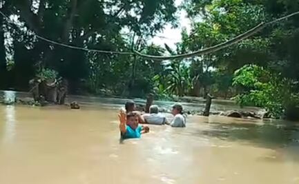 Rescatan a abuelito atrapado por inundaciones en San Luis Potosí 