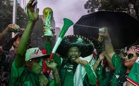 Cientos festejan en el Ángel triunfo de México en el partido inaugural del Mundial; "podemos llegar a la final", sueñan