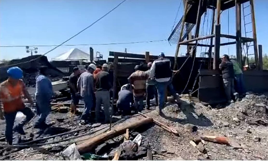 Laura Velázquez explicó que se han instalado arreglos de las bombas con la finalidad de bajar el espejo de agua para que los equipos de búsqueda y rescate puedan entrar a la mina. Foto: especial