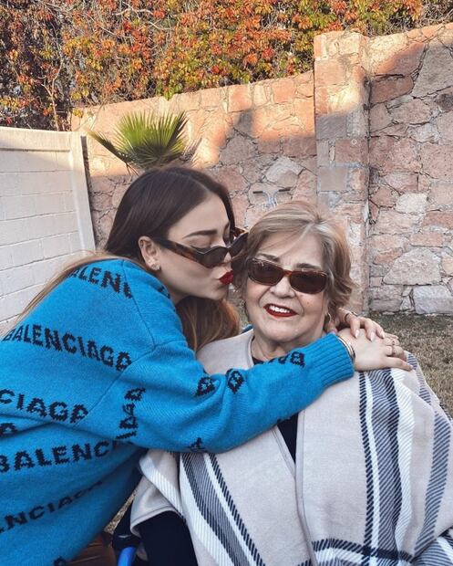 Danna Paola presume suéter Balenciaga