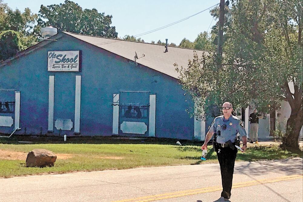 Un oficial, cerca del bar deportivo donde se registró el tiroteo ayer por la mañana, en Lancaster. Foto: AP