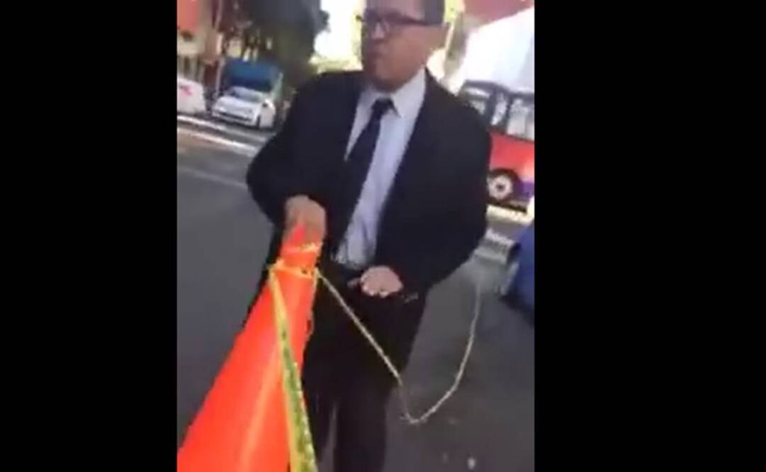 Captura de pantalla donde se observa al delegado retirando conos