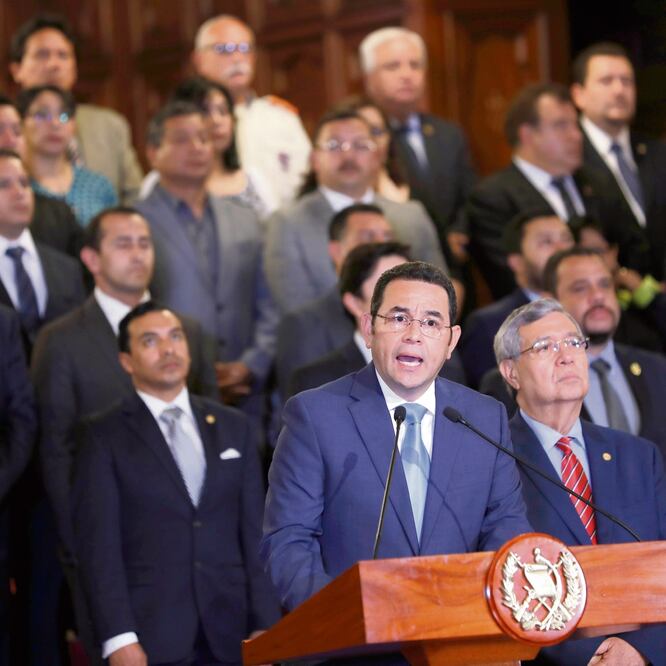 El presidente de Guatemala, Jimmy Morales, flanqueado por su gabinete, hace una declaración en el Palacio Nacional en la ciudad de Guatemala. MOISÉS CASTILLO. AP