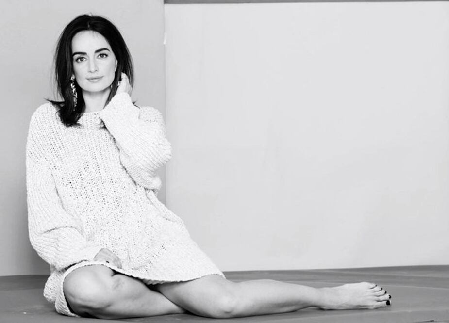 La actriz presumió sus abs de acero / Foto: Twitter @ADELAREGUERA