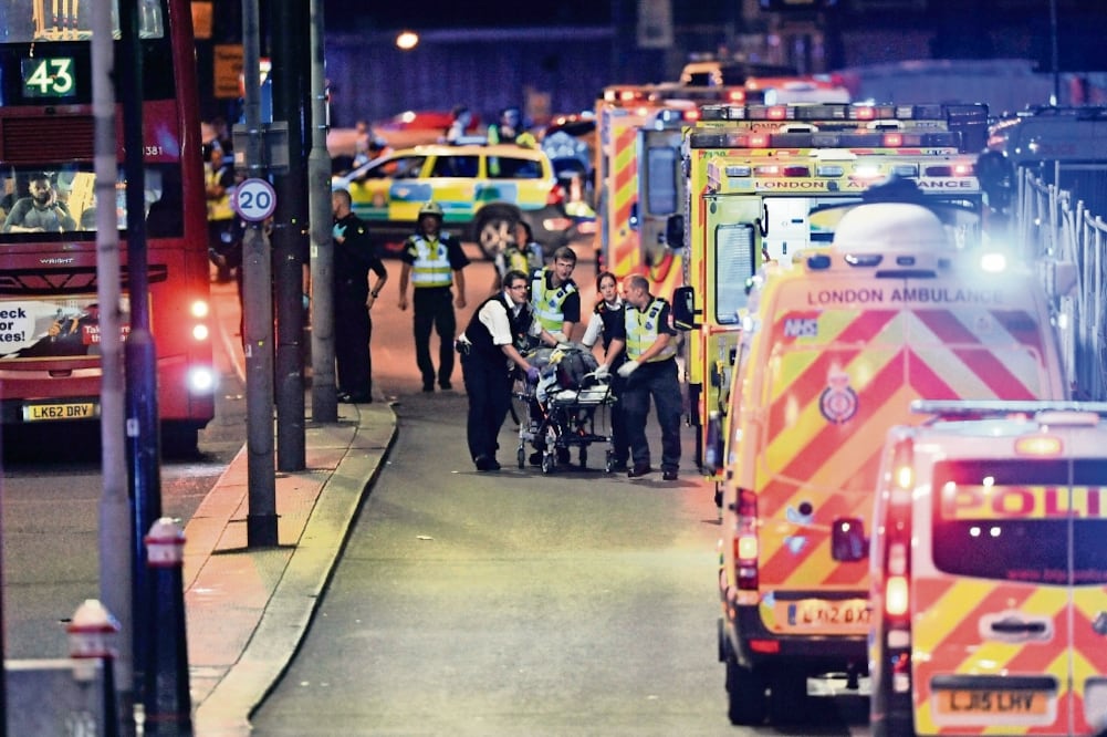 Miembros de los servicios de emergencia trasladaron a una de las personas lesionadas tras el ataque terrorista perpetrado ayer en Londres. (DANIEL SORABJI. AFP)
