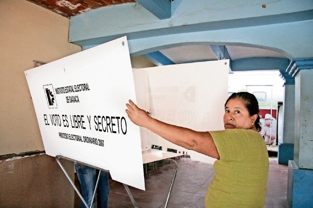 En Veracruz y Durango las pláticas con el PAN, con miras a las elecciones de 2016, van avanzadas, señala PRD (ARCHIVO EL UNIVERSAL)