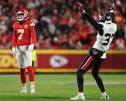 Los Chiefs se desploman ante los Texans y peligra su presencia en Playoffs; Mahomes lanzó tres intercepciones