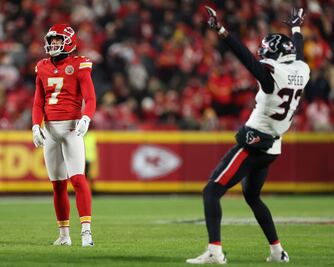 Los Chiefs se desploman ante los Texans y peligra su presencia en Playoffs; Mahomes lanzó tres intercepciones