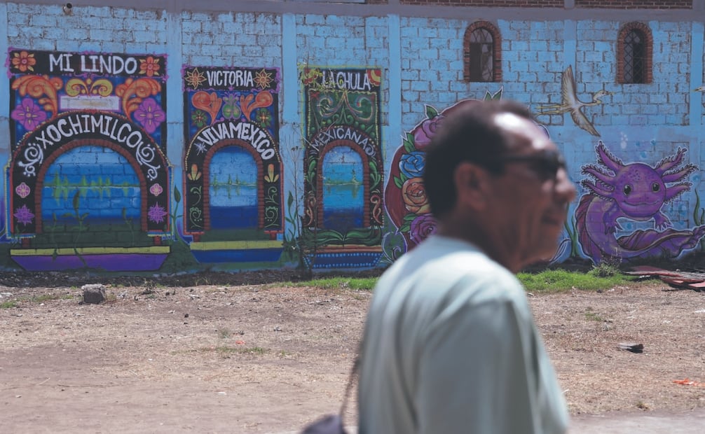 Desde temprano llega al embarcadero, y antes de comenzar su servicio limpia y revisa su herramienta de trabajo. Foto: Fernanda Rojas/ EL UNIVRSAL