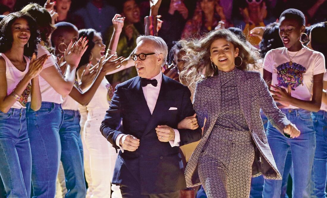 Presentó sus creaciones de la mano de la estrella de la tv en París. REGIS DUVIGNAU/REUTERS