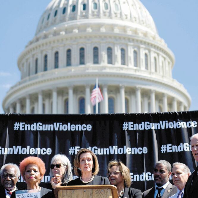 La presidenta demócrata de la Cámara de Representantes, Nancy Pelosi, ayer durante un evento contra la violencia por armas de fuego, en el Capitolio en Washington. BRENDAN SMIALOWSKI. AFP