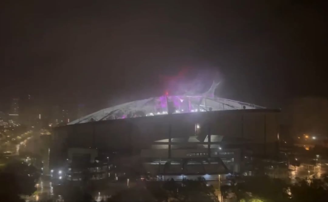 El estadio Tropicana Field, de las Rayas de Tampa Bay de la MLB, ubicado en St. Petersburg, sufrió daños graves por el paso del huracán Milton. Foto: Tomada de video