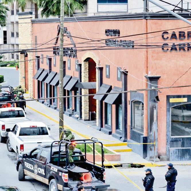 Alrededor de las 6:30 horas de ayer, sujetos ingresaron al restaurante El Gran Pastor y rociaron gasolina en la barra y el lobby para luego prenderles fuego. EMILIO VÁSQUEZ. EL UNIVERSAL