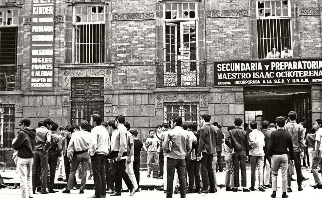 Enfrentamiento entre estudiantes de las Vocacionales 2 y 5 del Instituto Politécnico Nacional (IPN) y la Preparatoria Isaac Ochoterena por rencillas interescolares. Foto: Archivo EL UNIVERSAL/Tomada del libro 1968, un archivo inédito.