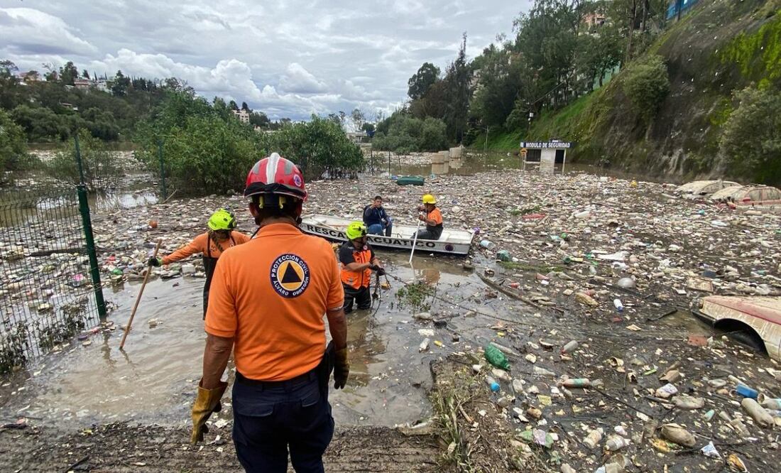 Vecinos afectados tras desbordamiento de presa Mixcoac; cuatro vehículos arrastrados en Álvaro Obregón. Foto: Juan Carlos Williams