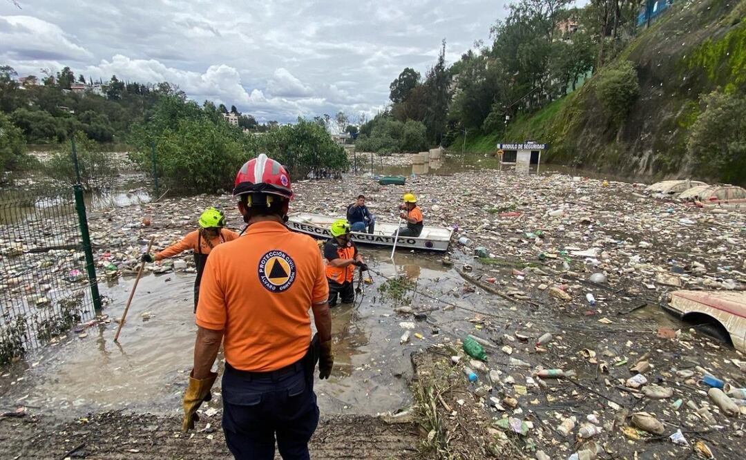 Vecinos afectados tras desbordamiento de presa Mixcoac; cuatro vehículos arrastrados en Álvaro Obregón. Foto: Juan Carlos Williams