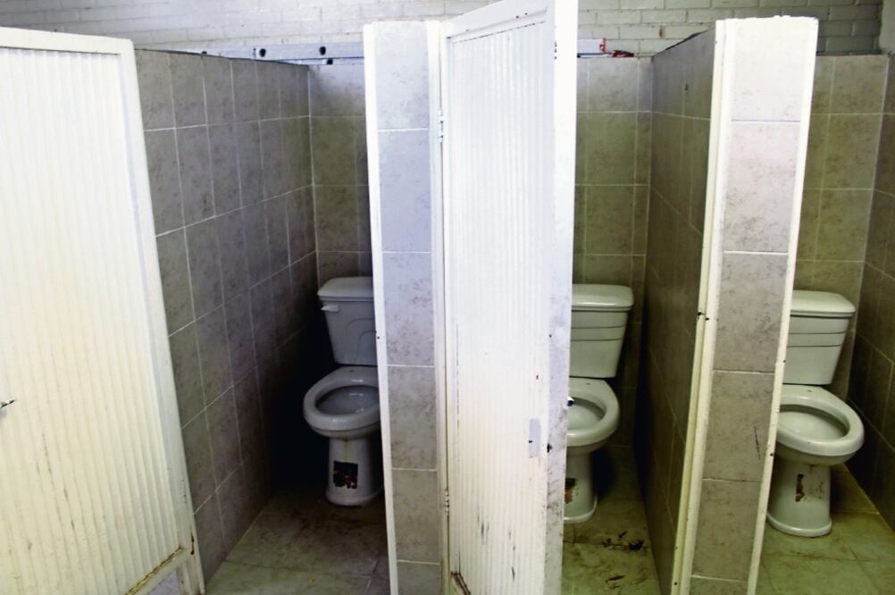 Remodelar un sanitario escolar de 64 metros cuadrados, costó lo mismo que construir una casa. Cada baño consta de cuatro espacios con inodoro. (FRANCISCO RODRÍGUEZ. EL UNIVERSAL)