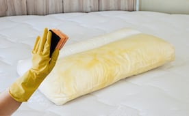 La poderosa mezcla para eliminar las manchas amarillas en almohadas; acaba con las bacterias