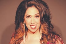 Regina Orozco celebra 40 años de irreverencia 