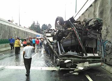 Impacta camión contra grúa; deja 15 heridos